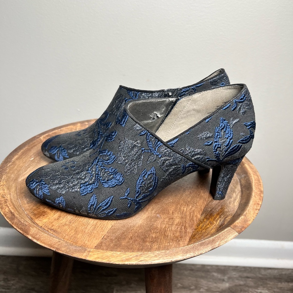 BANDOLINO Black and Blue Embroidered‎ Floral Brocades Booties